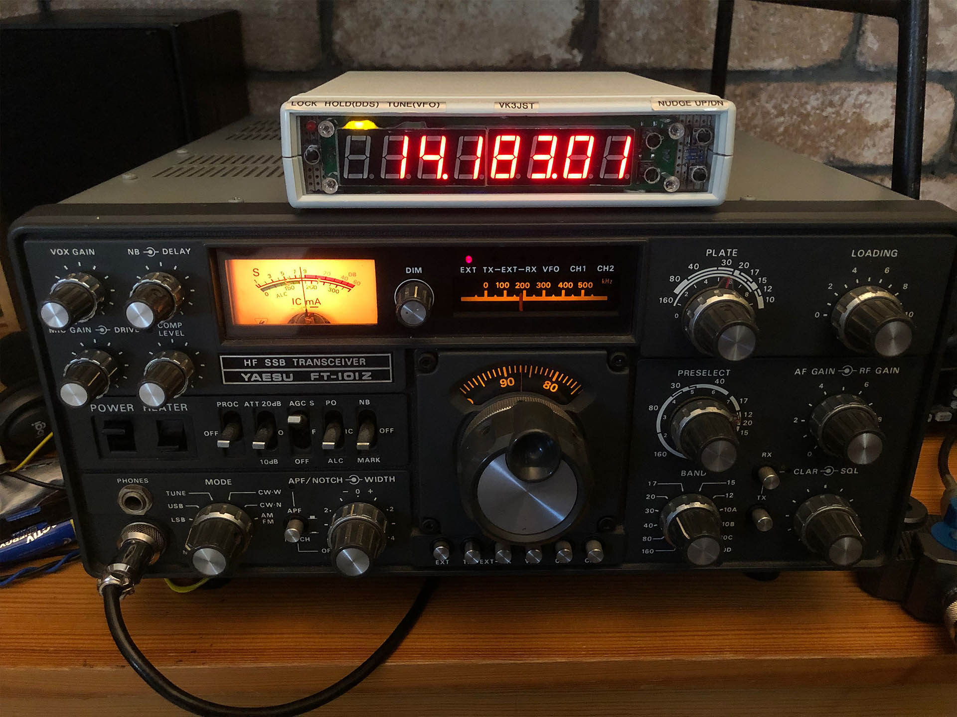 A 'Track and hold' External VFO for tuning older ('boat anchor') radios
